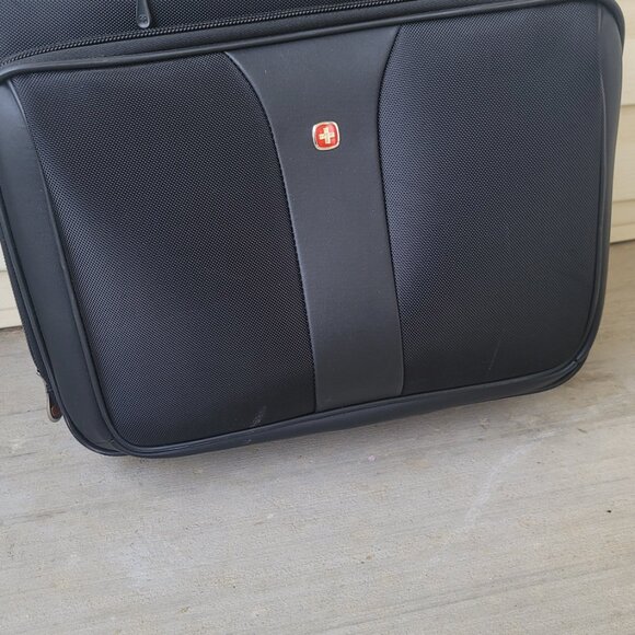 Swissgear Black Red Rolling Briefcase Padded Laptop Pocket 17 Inches - Picture 2 of 16